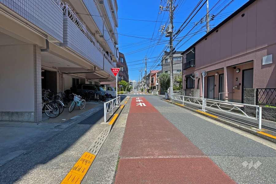 敷地東側の前面道路（南側から）