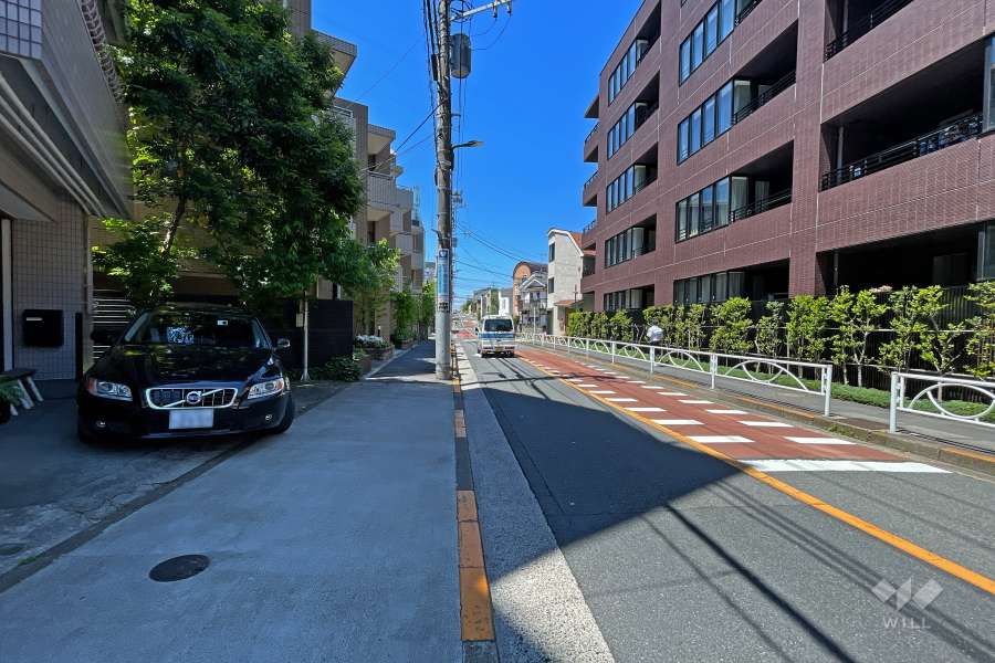 敷地北側の前面道路（東側から）