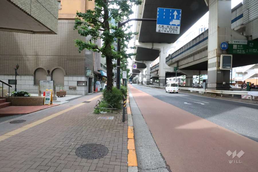 敷地北西側の前面道路(北東側から)