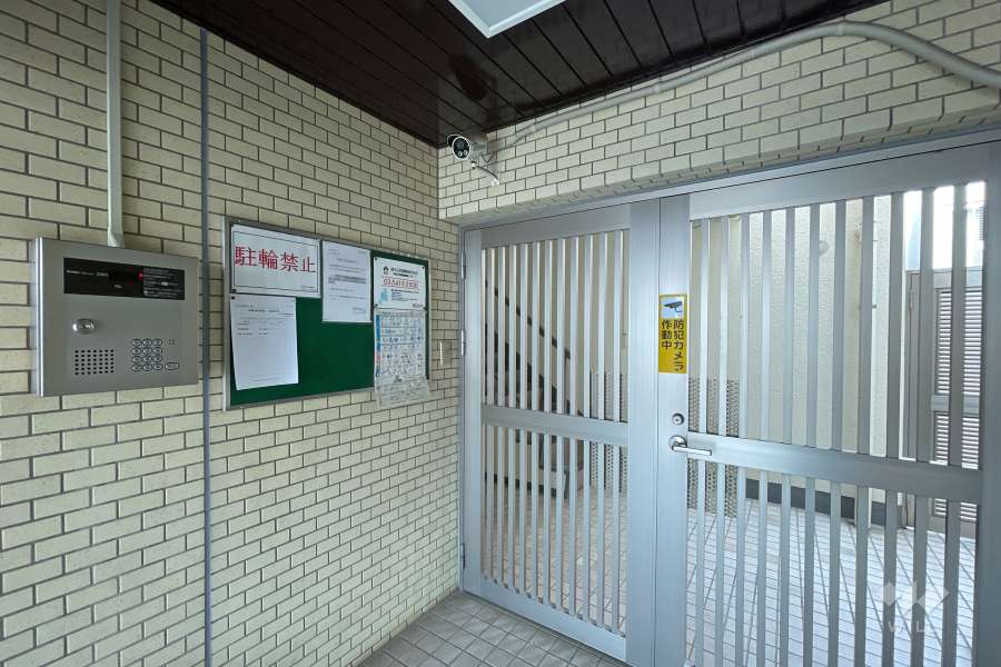 エントランスはオートロック付きです。