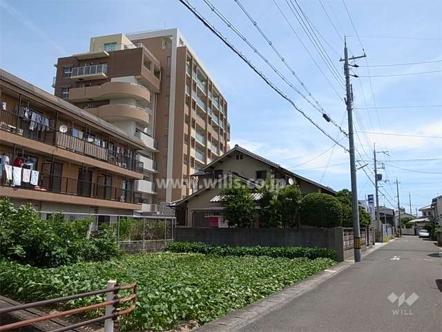 敷地南側は、田畑も点在するのどかな雰囲気の住宅地です。