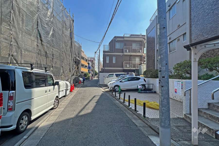 敷地北側の前面道路(西側から)