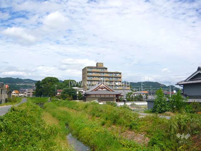 敷地の西側を天神川が流れています。