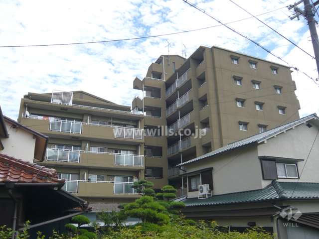 伊丹バラ公園パークホームズの外観（西側から）　周囲には一戸建てが立ち並んでいます。