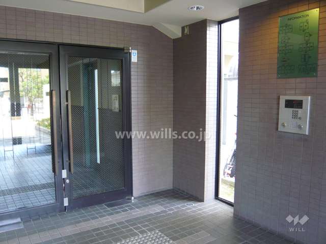 エントランス。オートロックが付いています。