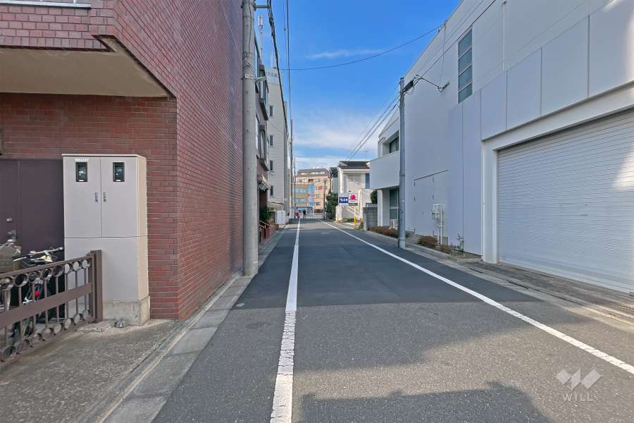 敷地東側の前面道路（南側から）