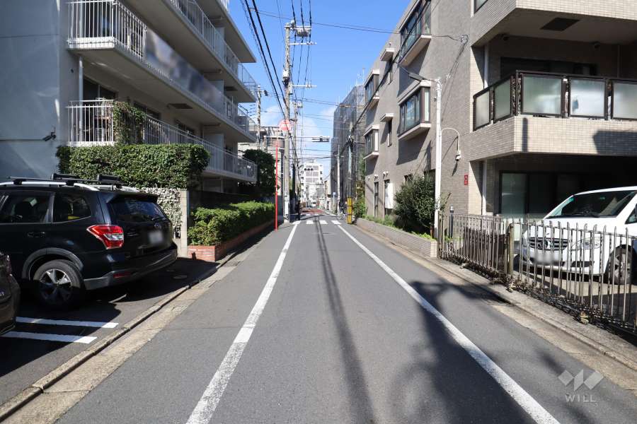 敷地西側の前面道路