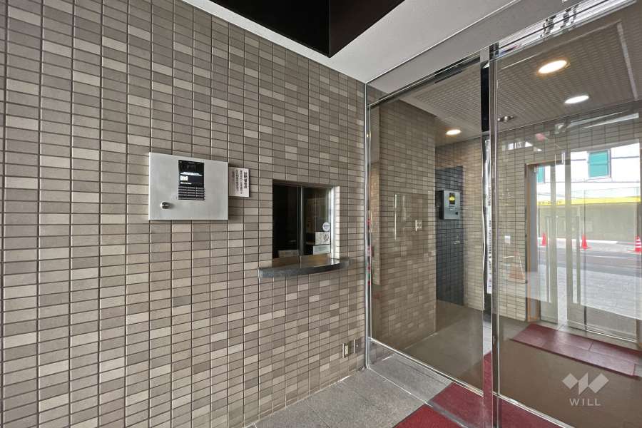 エントランスはオートロック付きです。