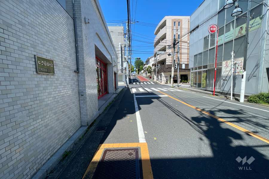 敷地北側の前面道路（東側から）