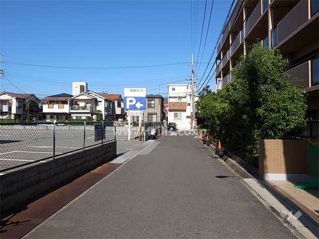 敷地南西側の前面道路。一戸建てとマンションが混在する静かな住宅地です。