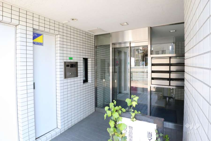 エントランスはオートロック付きです。