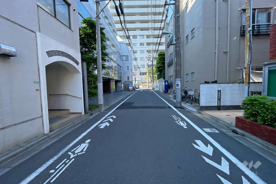 敷地東側の前面道路（南側から）