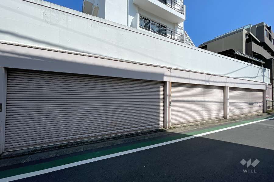 敷地内駐車場（シャッター付き）