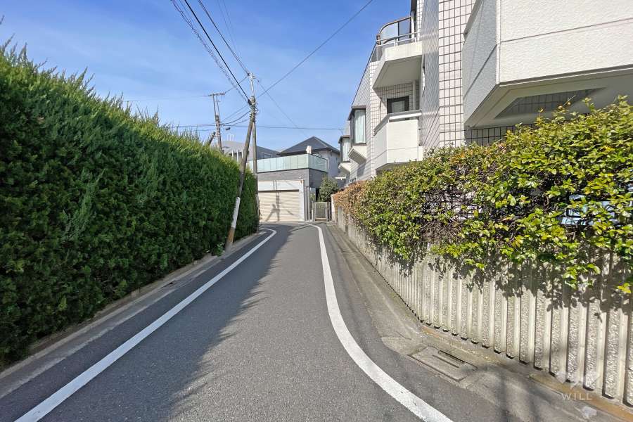 敷地西側の前面道路