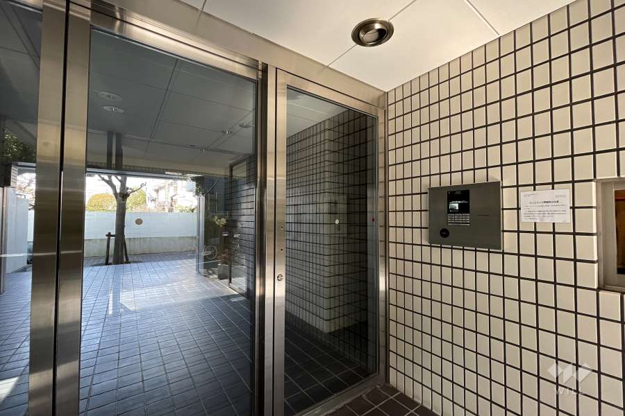 エントランスはオートロック付きです。