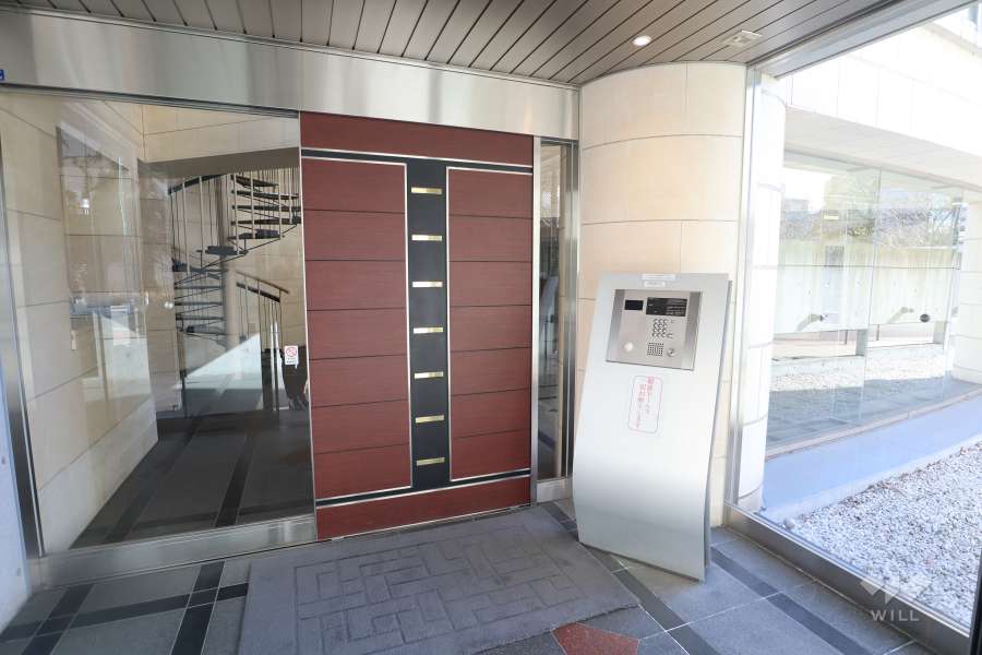 エントランスはオートロック付きです。