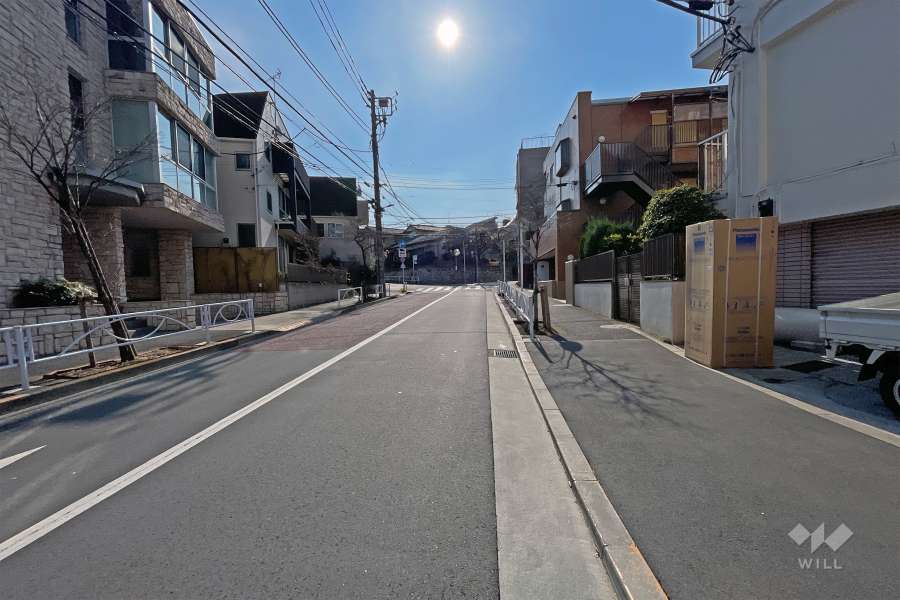 敷地北東側の前面道路は五本木通りです（北西側から）。