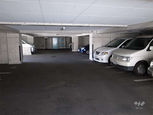 建物1階部分にある敷地内駐車場（平面式）