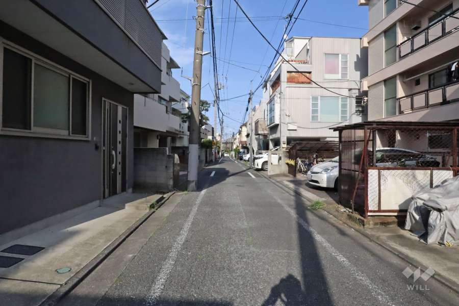 敷地北側の前面道路（西側から）