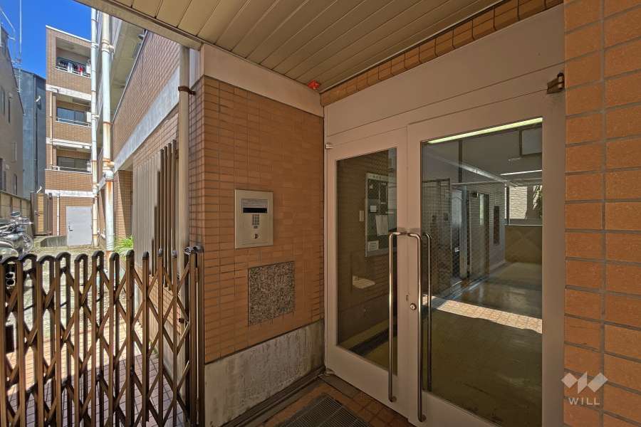 エントランスはオートロック付きです。