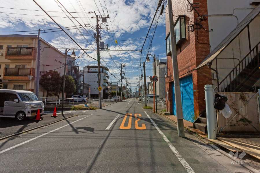 敷地の南東側前面道路（北東側から）