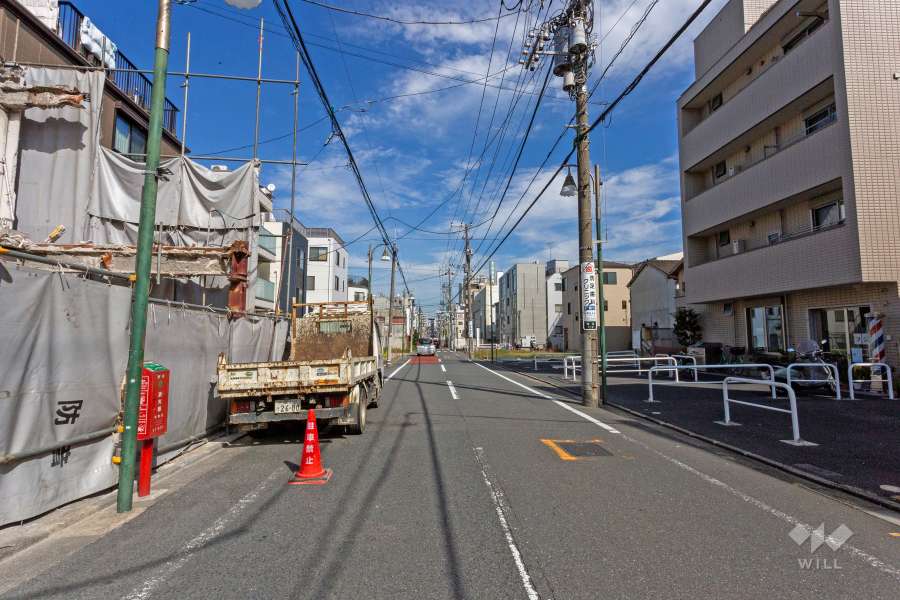 敷地の南東側前面道路（南西側から）