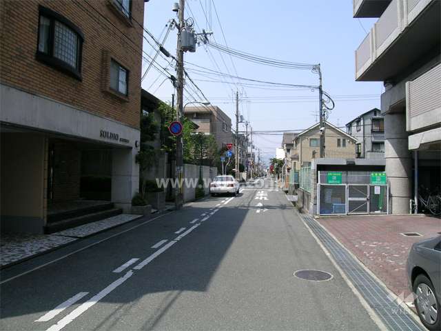 周辺は区画の整った住宅地です。