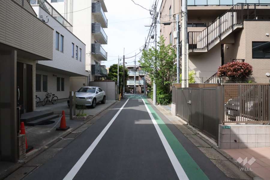 敷地東側の前面道路(南側から)