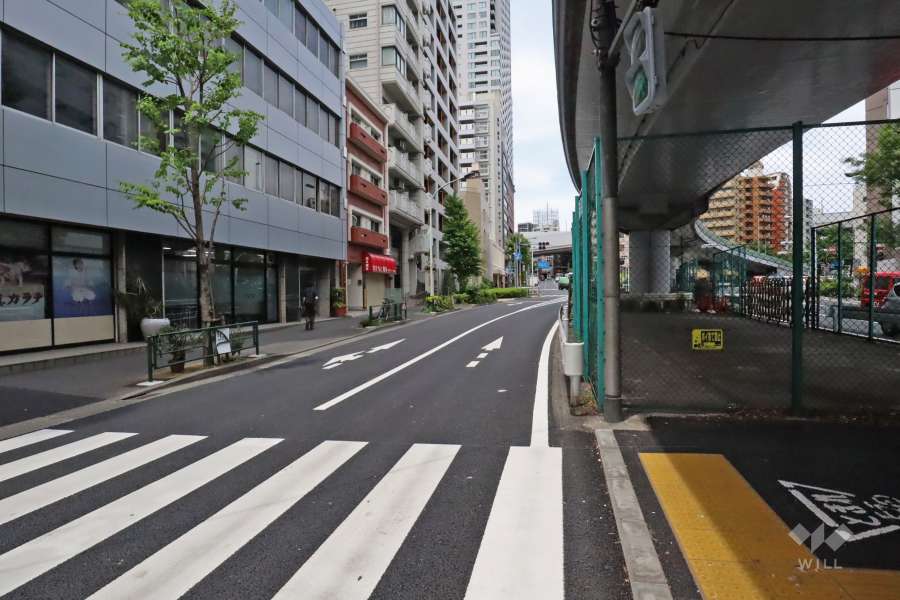 敷地北東側の前面道路(南東側から)