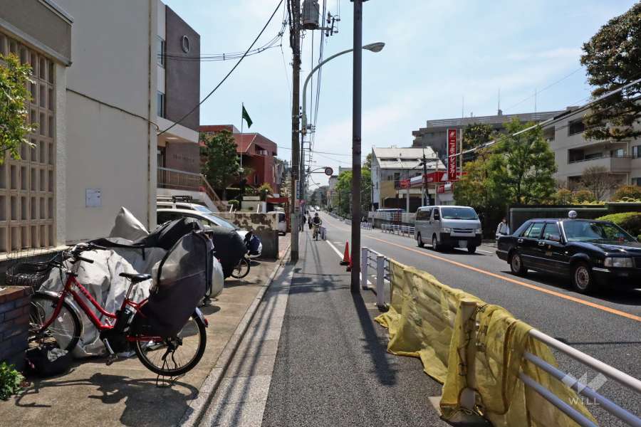 敷地西側の前面道路(北側から)
