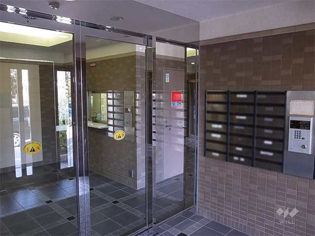 エントランスはオートロック付きです。