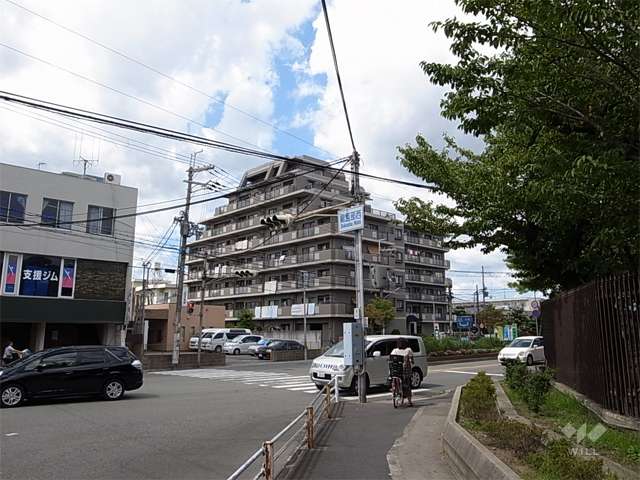 すぐ南東側には、五差路の交差点があります。