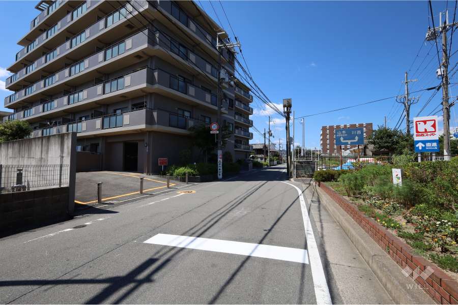 敷地東側の前面道路（南側から）