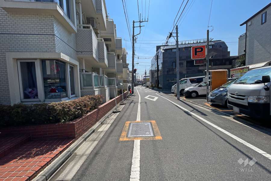 敷地西側の前面道路