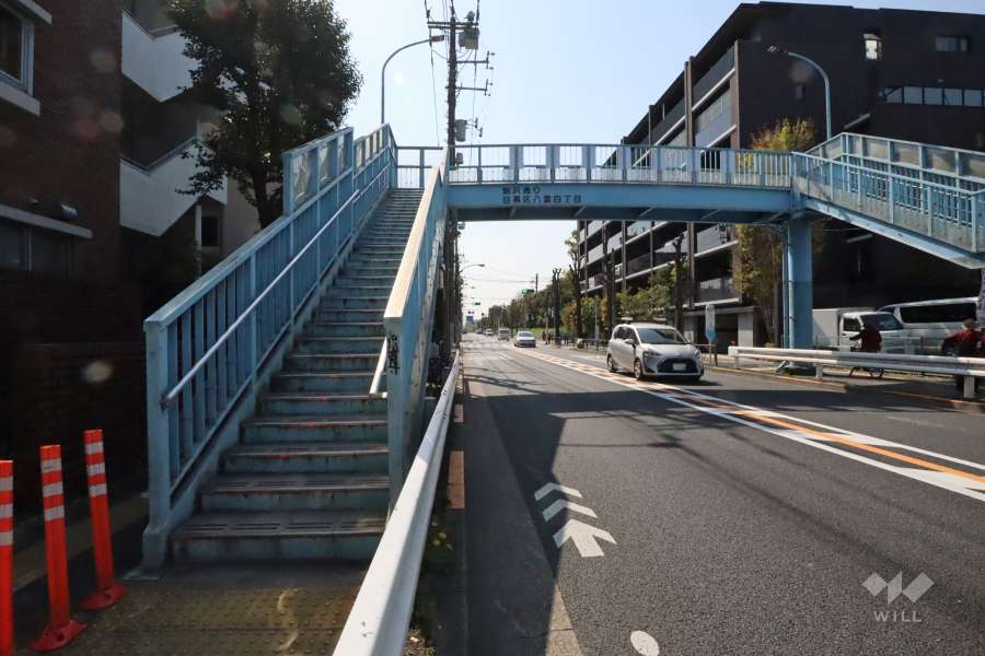 敷地北西側の前面道路(北東側から)