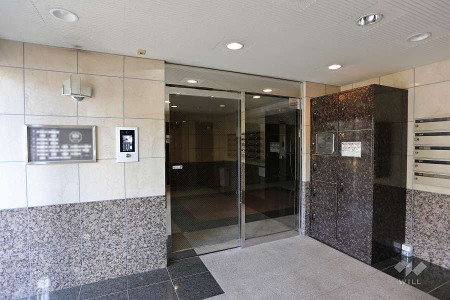 エントランスはオートロック付きです。