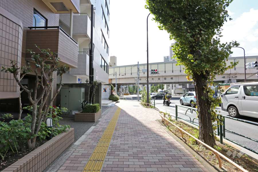 敷地北側の前面道路（東側から）