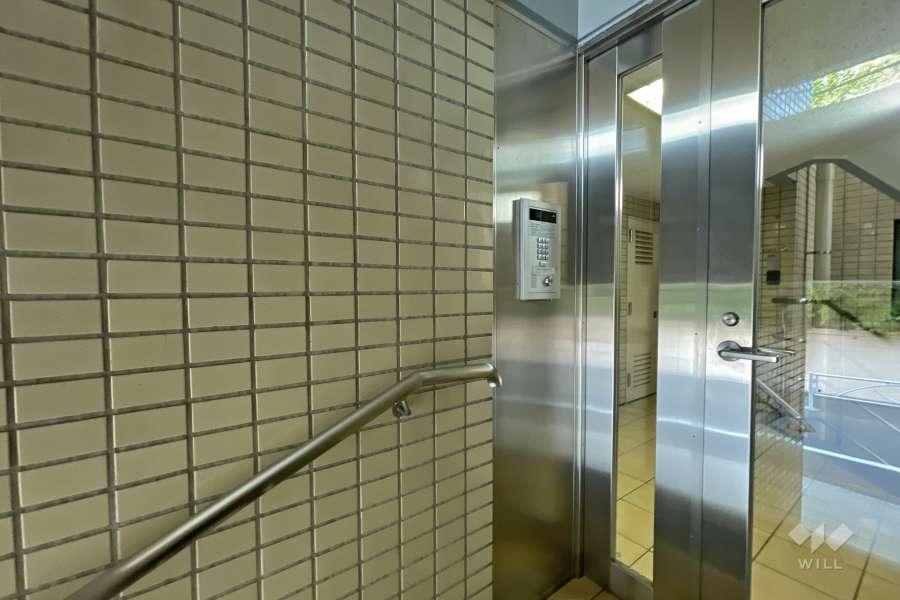 エントランスはオートロック付きです。