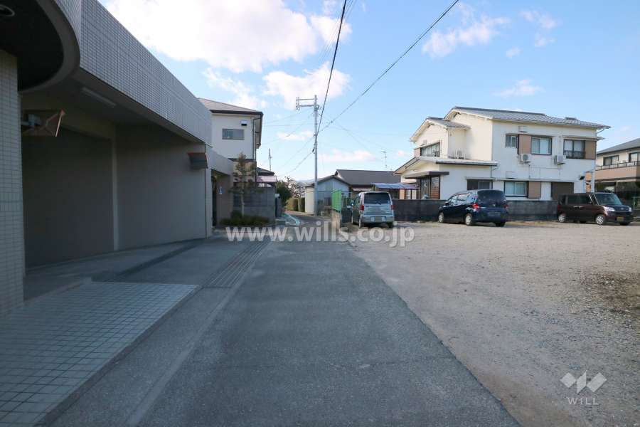 敷地北側の前面道路（東側から）