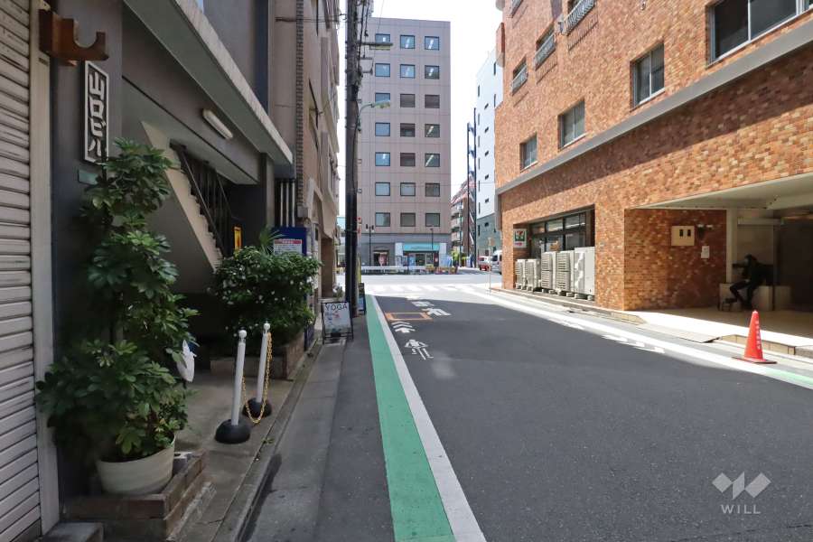 敷地北西側の前面道路（北東側から）