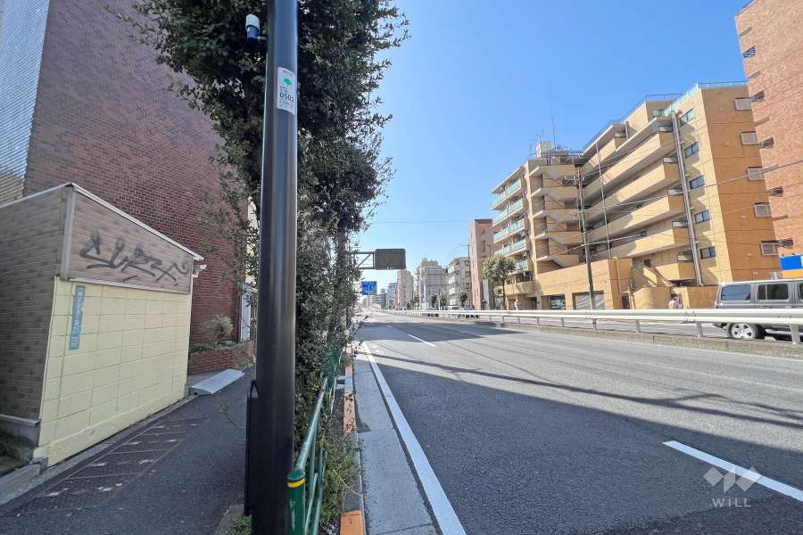 敷地西側の前面道路