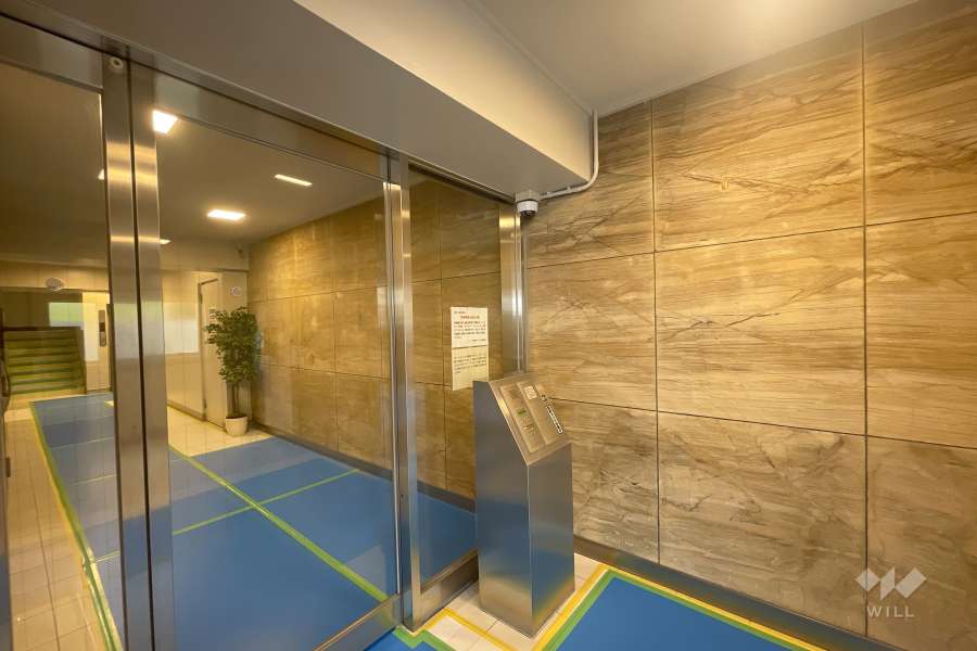 エントランスはオートロック付きです。