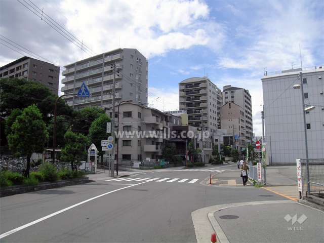周辺はマンションが多く建ち並ぶ駅前の商業地です。