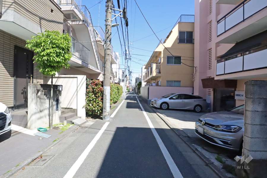 敷地西側の前面道路