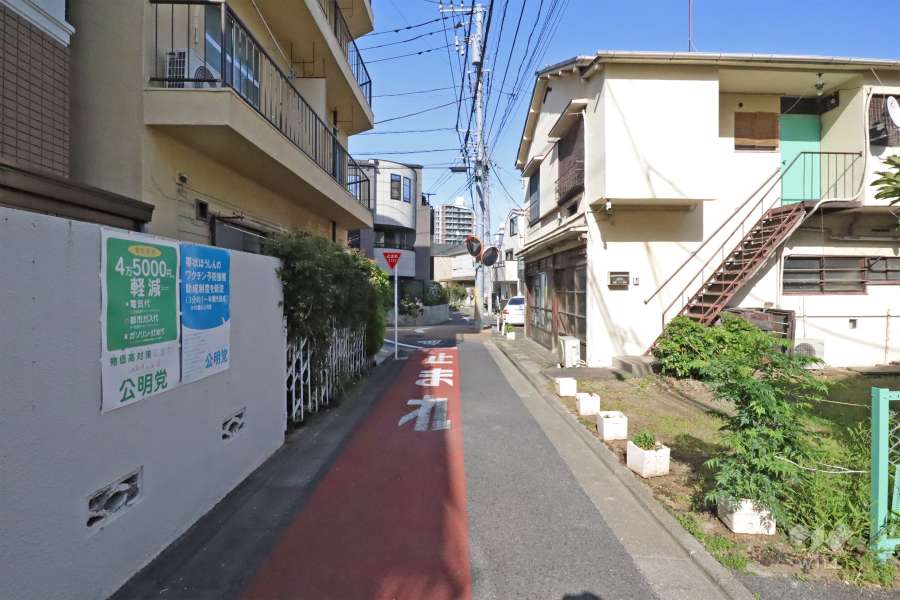 敷地南側の前面道路(西側から)