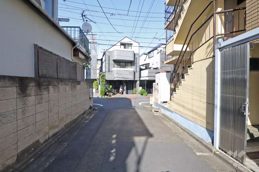 敷地北側の前面道路(西側から)