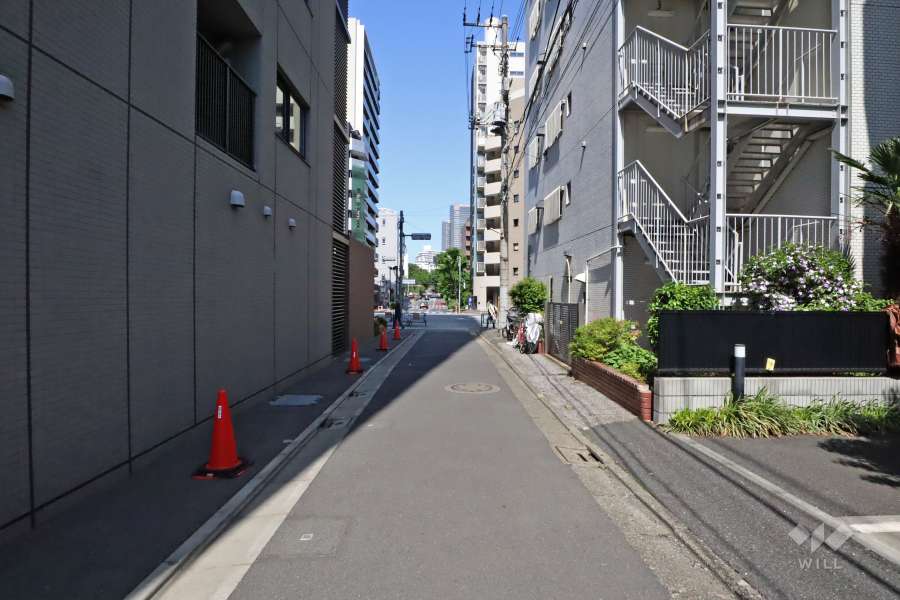 敷地北西側の前面道路(北東側から)