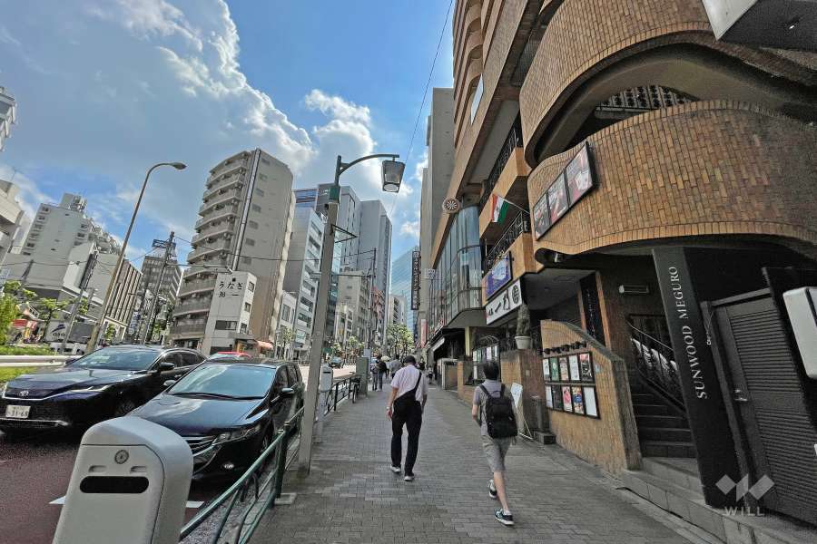 敷地の北側前面道路（西側から）