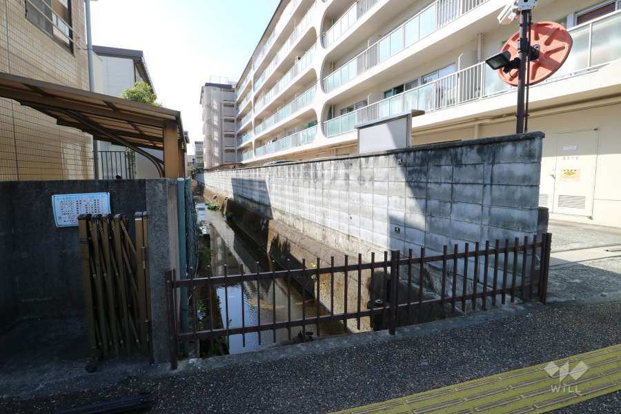 敷地東側が水路に面しています。
