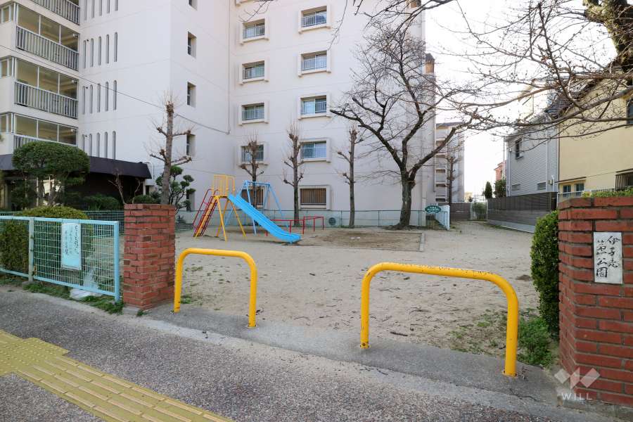 『伊孑志第1公園』には遊具が設置され、子供の遊び場にぴったりです。
